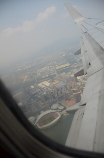 机窗外的城市景观