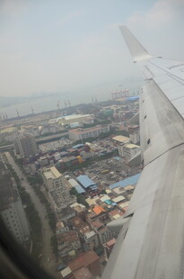 机窗外的城市俯瞰景象