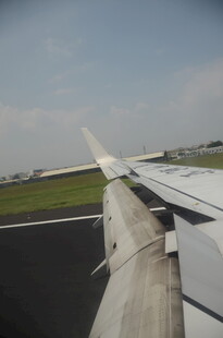 飞机机翼视角下的跑道