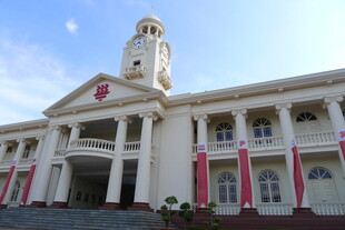 白色钟楼建筑外观