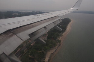 飞机机翼下的陆地与水域