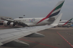 机场停机坪上的阿联酋航空飞机