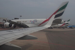 飞机机翼视角下的机场景象