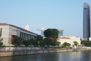 河畔城市建筑风光