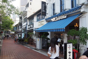 欧式风情街道 惬意漫步场景