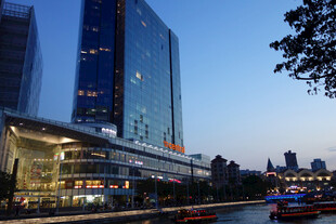 城市河畔夜景摩天大楼