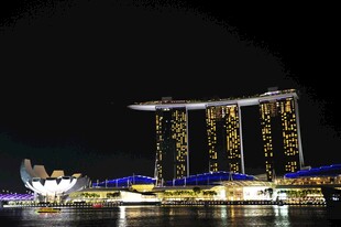 新加坡滨海湾夜景璀璨