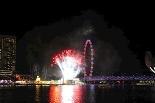 城市夜空绚烂烟花秀