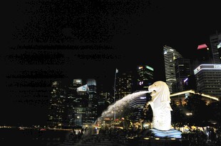 城市夜景中的喷泉雕塑