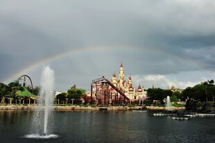 迪士尼乐园湖畔彩虹美景