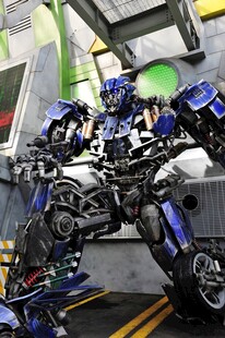 蓝色酷炫机器人展示姿态