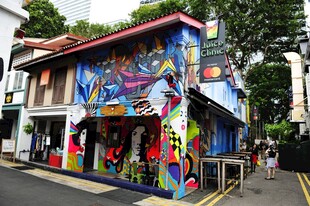 彩色涂鸦装饰的街边建筑