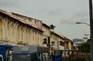 街道旁色彩丰富的建筑