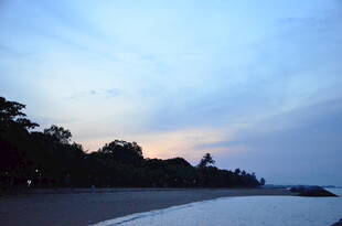 黄昏下的静谧海滨风光