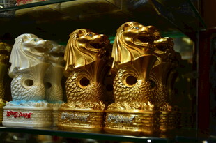 精美金白相间龙形摆件