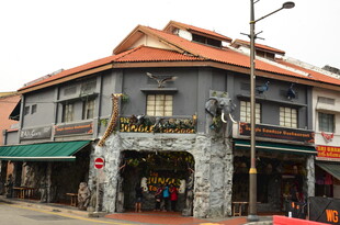 复古风格转角建筑