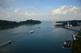 海港风光 船只点缀蓝色水域