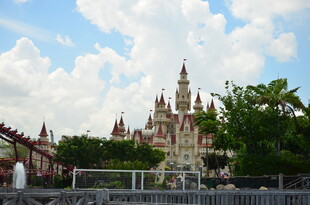 梦幻城堡前的游乐场景象