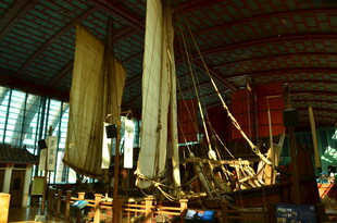 古代帆船模型展示场景