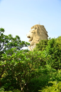 新加坡鱼尾狮雕像绿树环绕