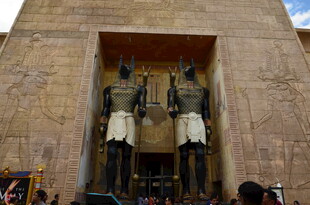 埃及神庙前的巨型雕像