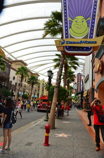 热闹的户外休闲购物街道