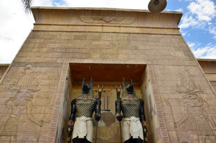 埃及神庙前的古老雕像