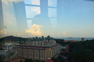 城市建筑与远山景观