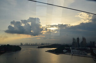 黄昏下的城市河畔风光