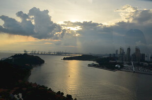 黄昏下的城市河畔美景