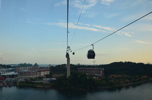 黄昏下的城市缆车景观