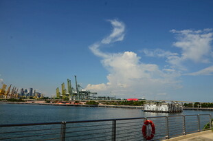 港口风光 蓝天白云下的水域