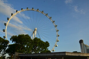 城市中的巨型摩天轮景观