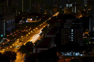 城市夜景中的璀璨街道