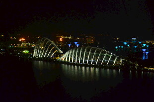 夜晚璀璨灯光下的桥梁景观