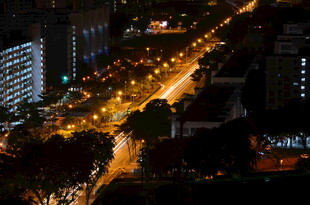 城市夜景中的璀璨道路