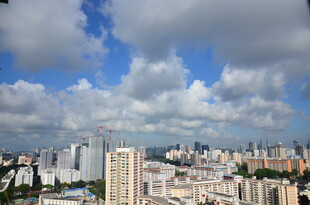 城市天际线与蓝天白云