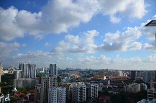 城市天际线与蓝天白云景观