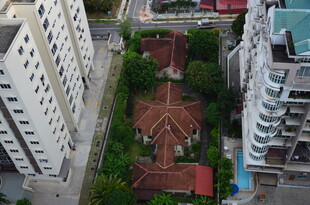 高楼间的古朴建筑