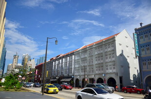 城市街道旁的多彩建筑