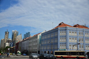 城市街道旁的多彩建筑