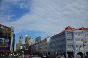 城市街景中的多彩建筑