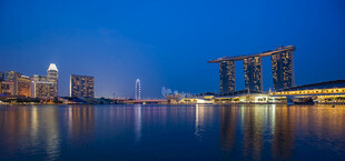 夜幕下的城市滨水景观