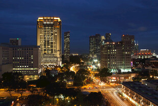 夜幕下的繁华都市景观