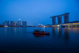 新加坡滨海夜景中的船只