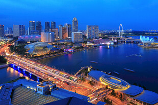 城市夜景河畔璀璨风光