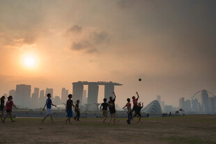 夕阳下城市中漫步的人群