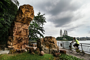 江边奇特岩石景观