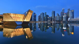 新加坡城市夜景建筑倒影