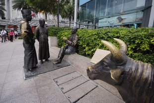 街头铜牛雕塑与行人 新加坡